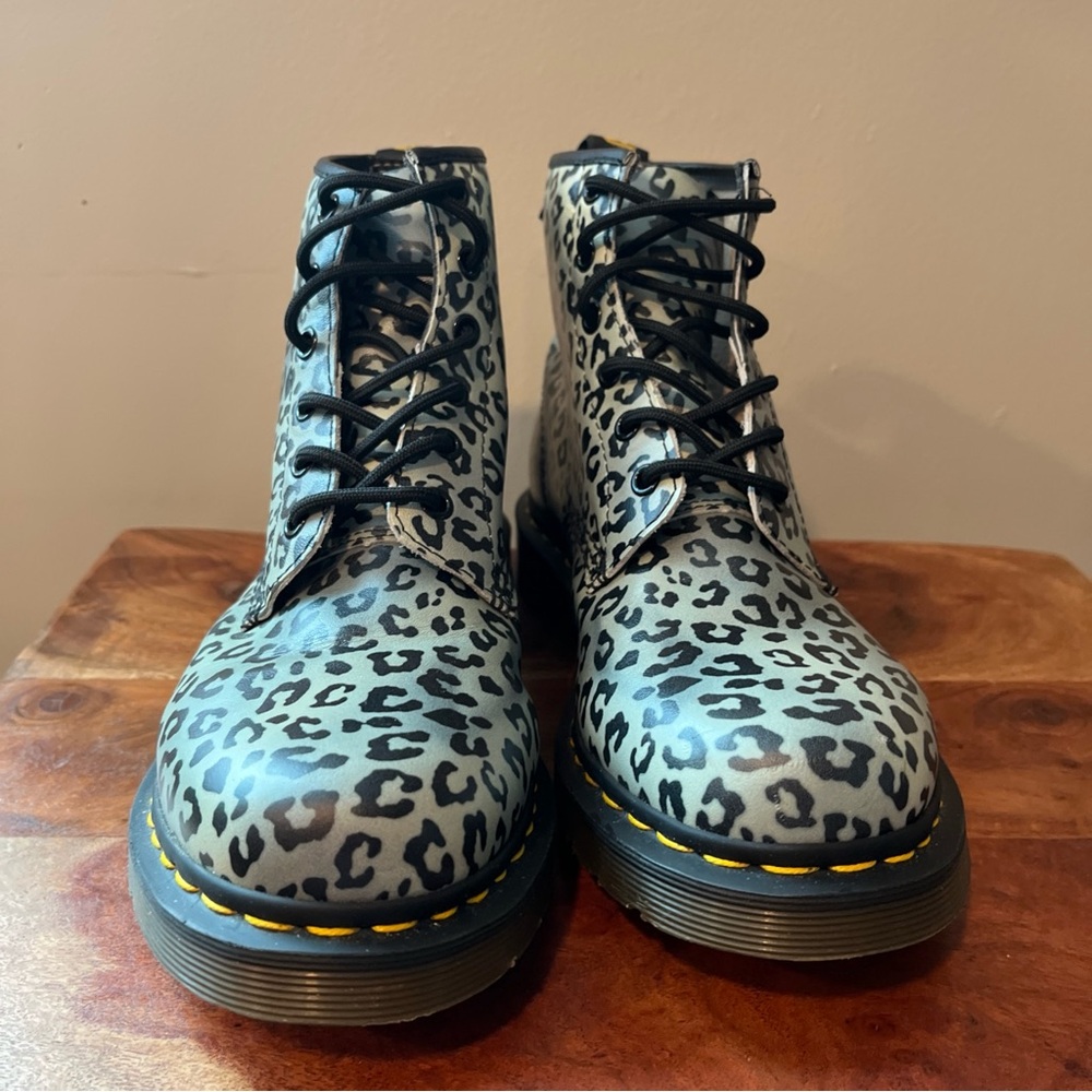 Womens Dr. Martens AirWair 101 Leopard Print Leather Combat Boots Size 10 EUC - Picture 2 of 8